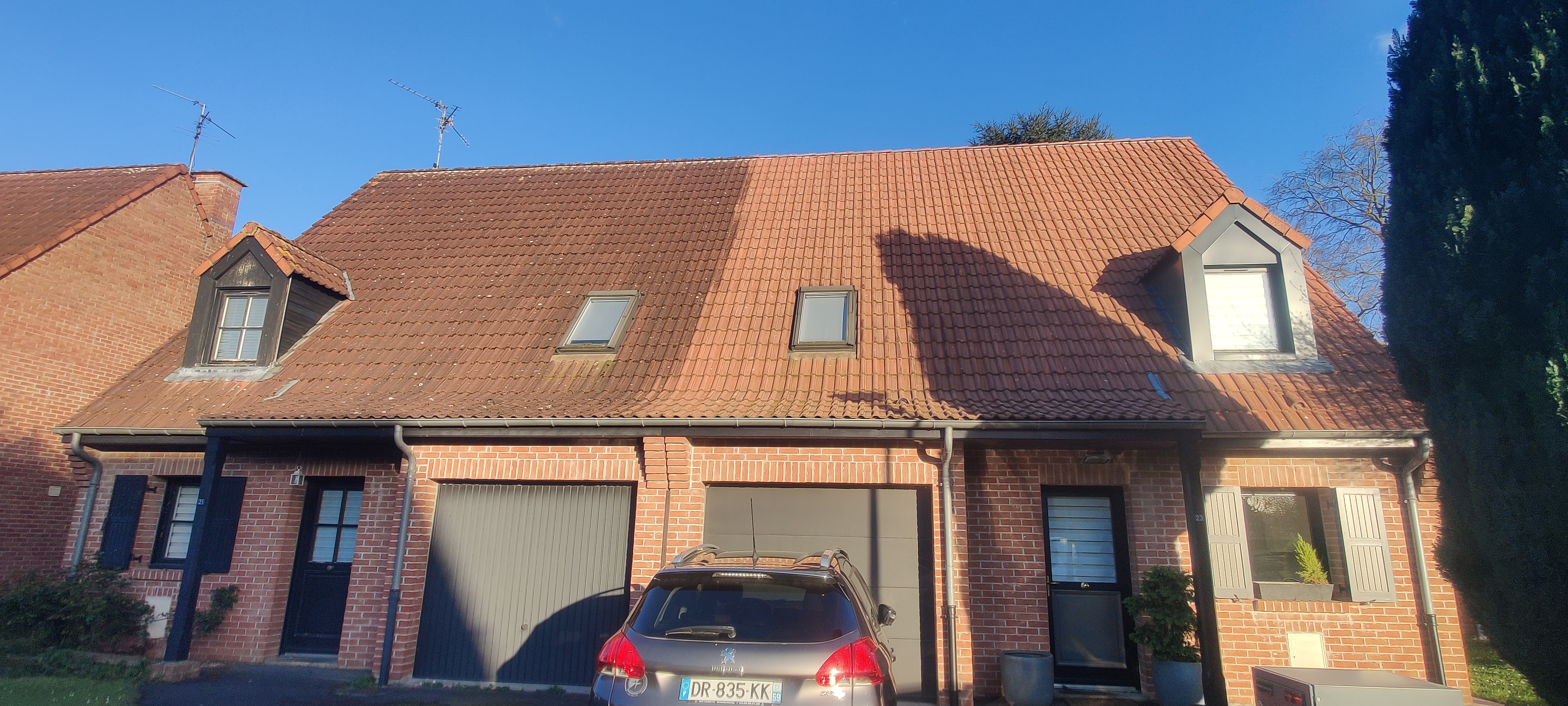 demoussage et entretien de toiture, avec remplacement de tuiles sur templeuve