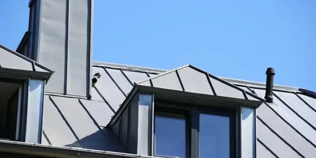 Couverture en zinc pos&eacute;e pour une toiture contemporaine et durable &agrave; Bondues