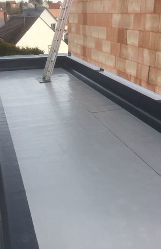 Pose de membrane PVC sur toiture plate de maison individuelle &agrave; Marly