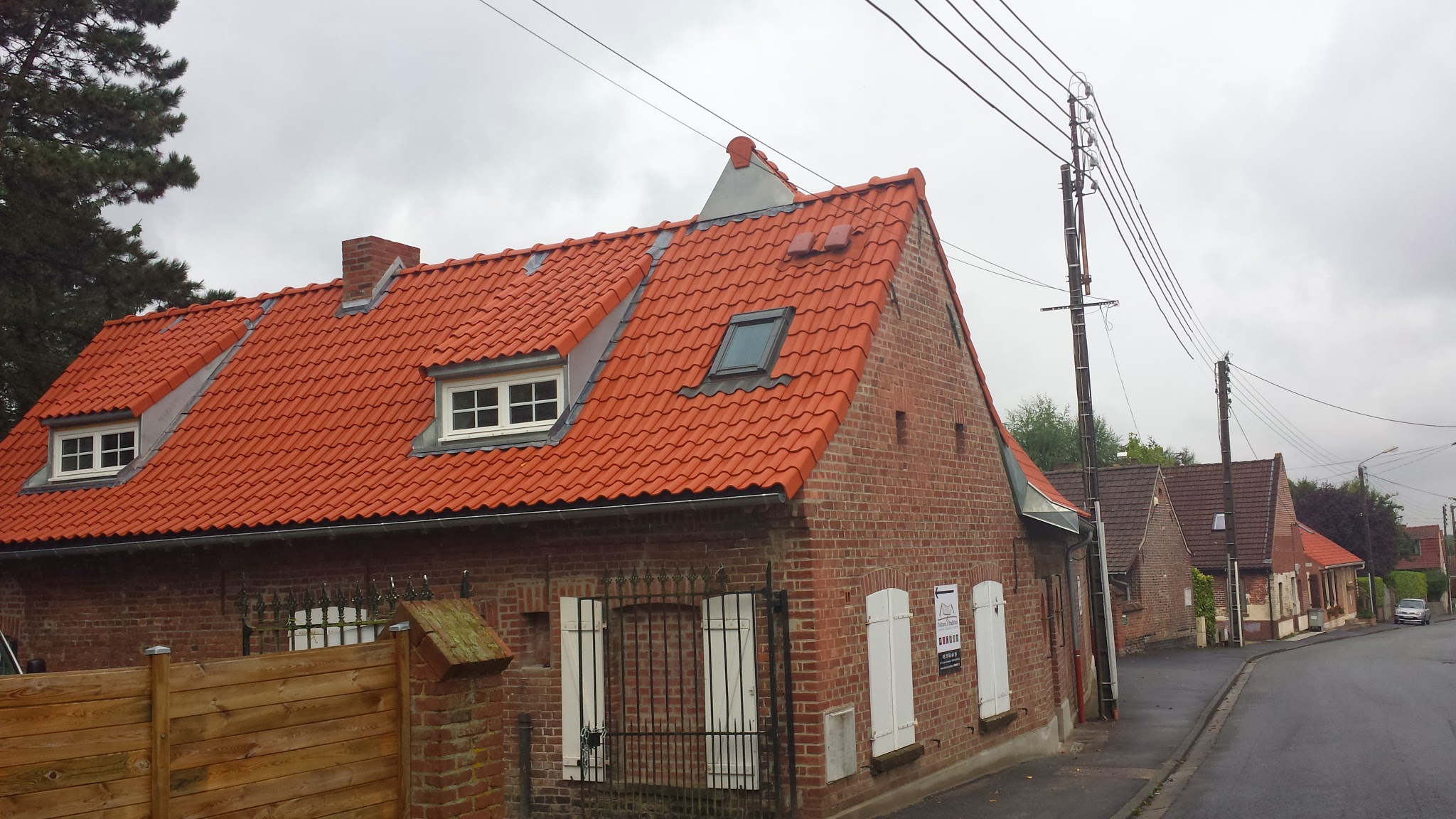 Chantier de toiture en tuiles avec couvreur en intervention en métropole lilloise