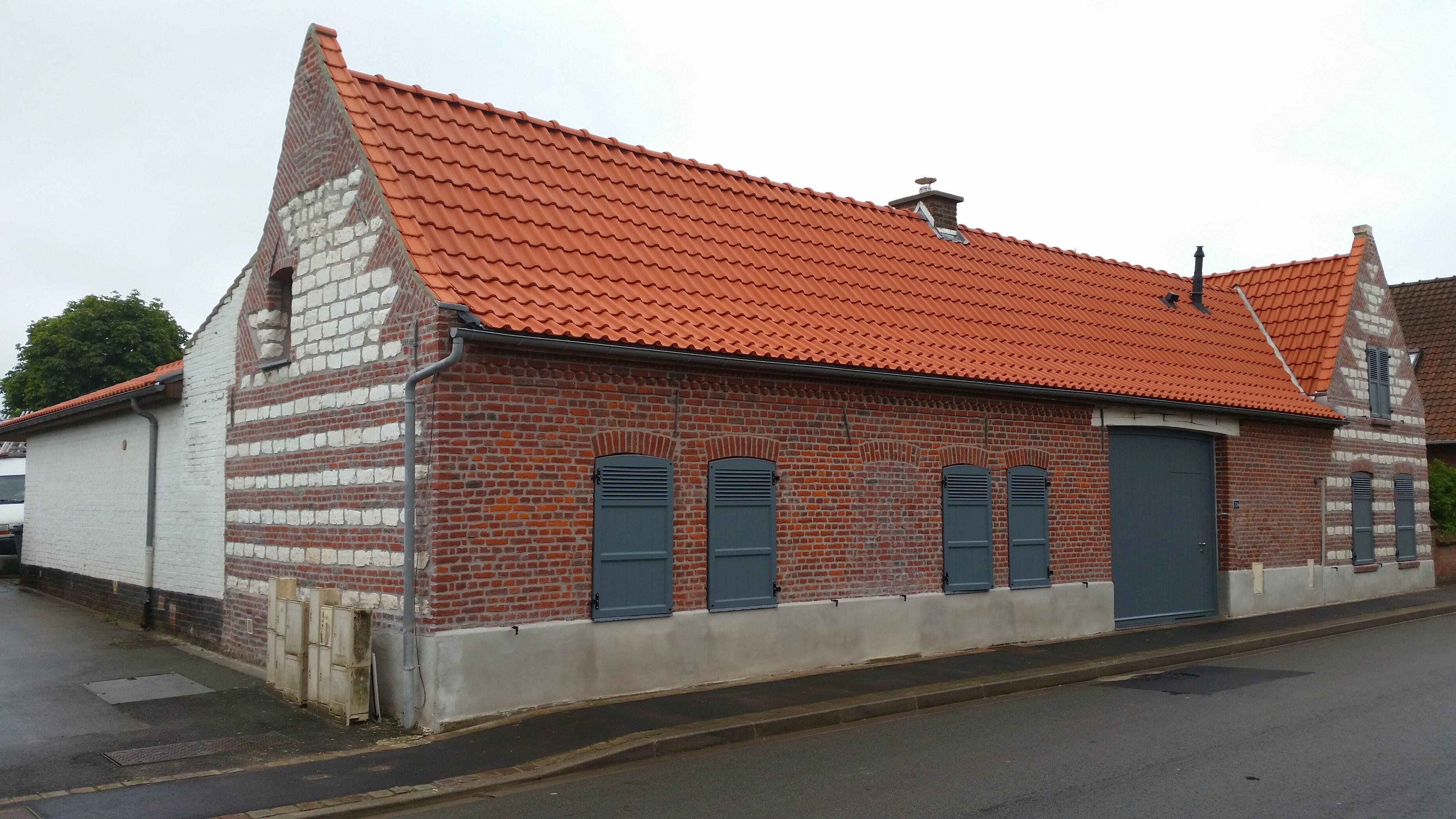 Travaux de toiture en tuiles pour rénovation et réparation de couverture à Anzin