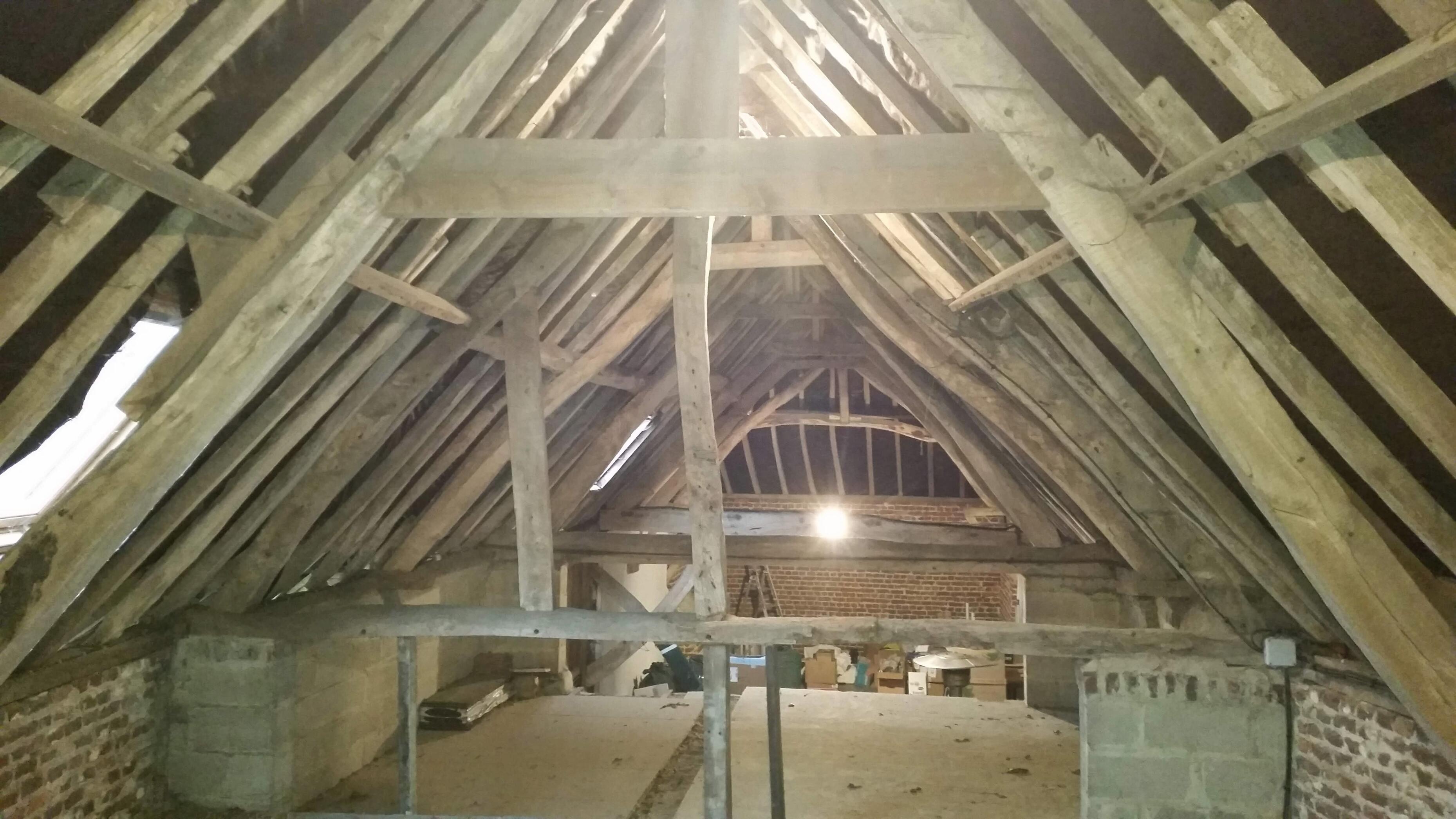 Intervention sur charpente bois pour rénovation structurelle à Baisieux