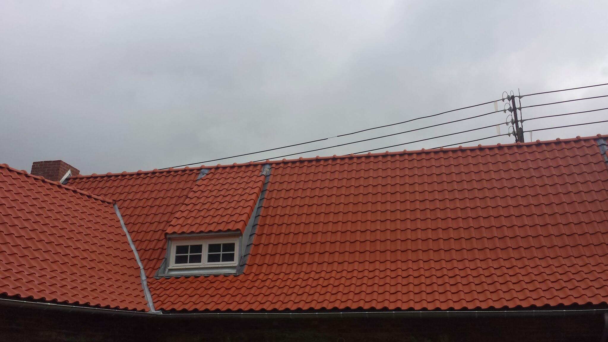 Pose de fenêtre de toit Velux pour apporter plus de lumière naturelle à Bersée