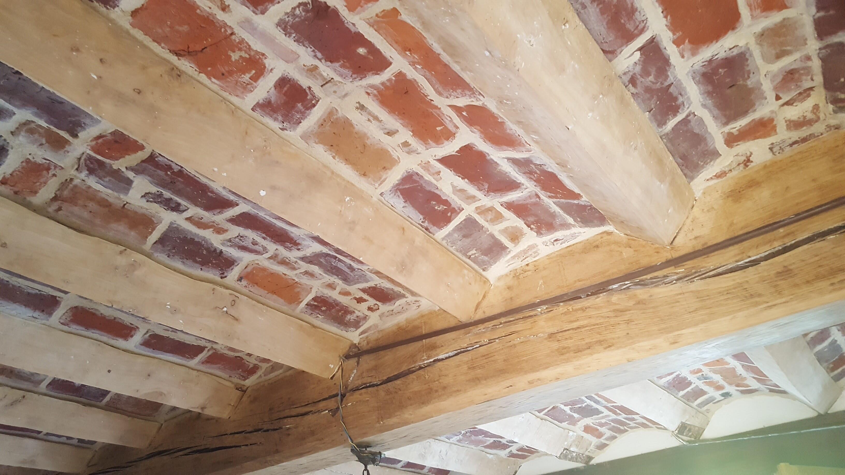 Travaux de rénovation de charpente bois pour renforcer la structure à Bourghelles