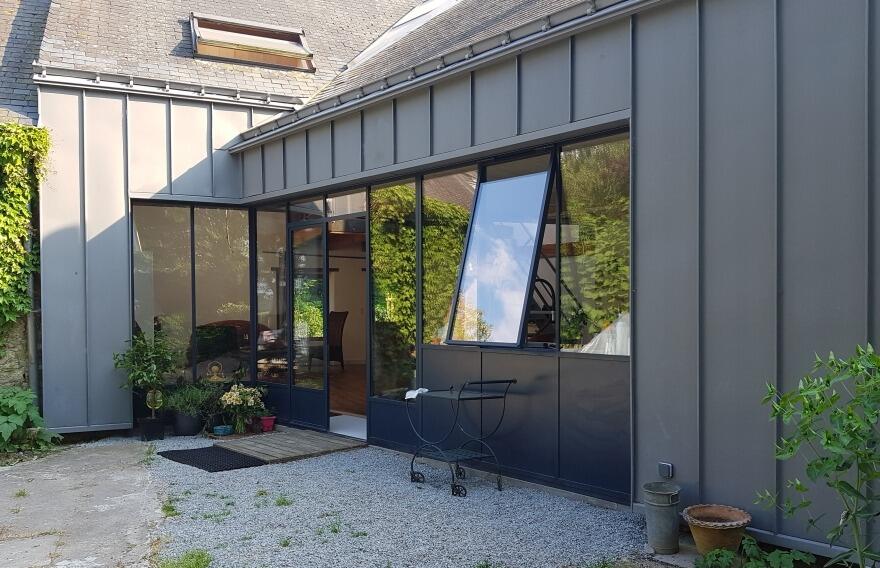 Pose de toiture en zinc avec finitions soignées pour une couverture durable à Bourghelles