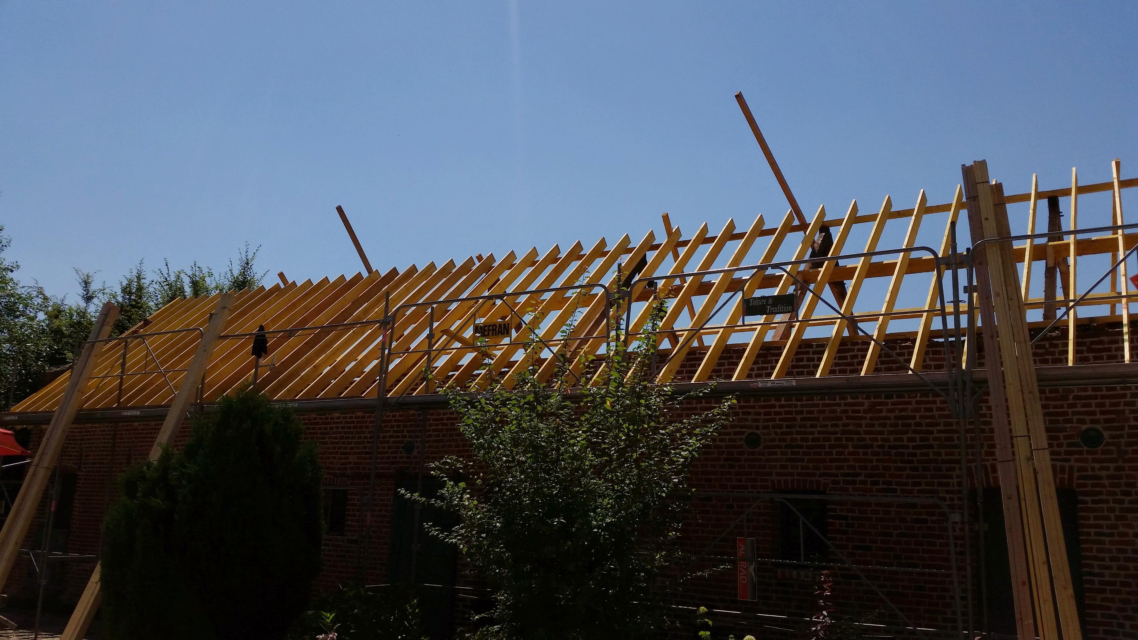 Travaux sur charpente bois pour consolidation et remise en état à Bruille-Saint-Amand