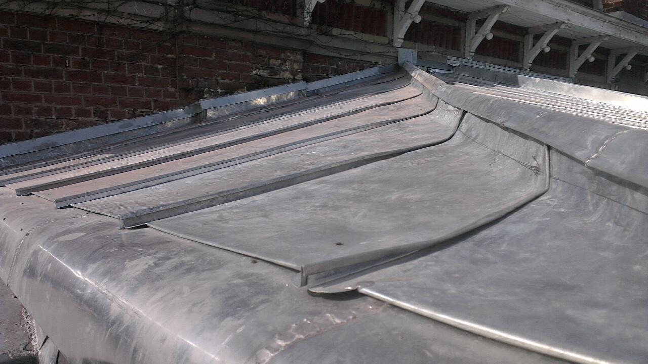 Mise en œuvre d’une toiture en zinc offrant durabilité et esthétisme à Camphin-en-Pévèle