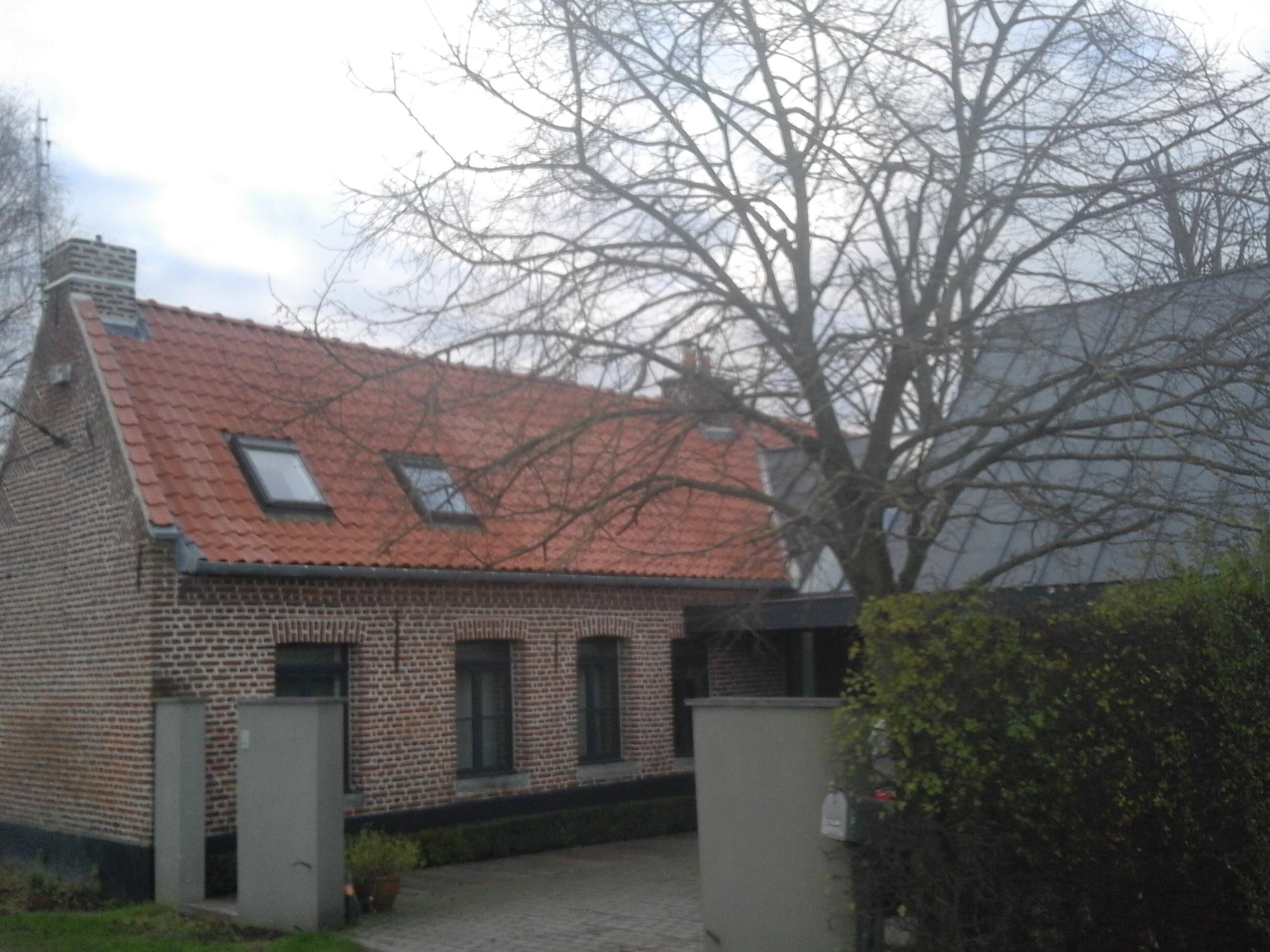 Installation de fenêtre de toit Velux pour augmenter l’apport de lumière naturelle à Chéreng