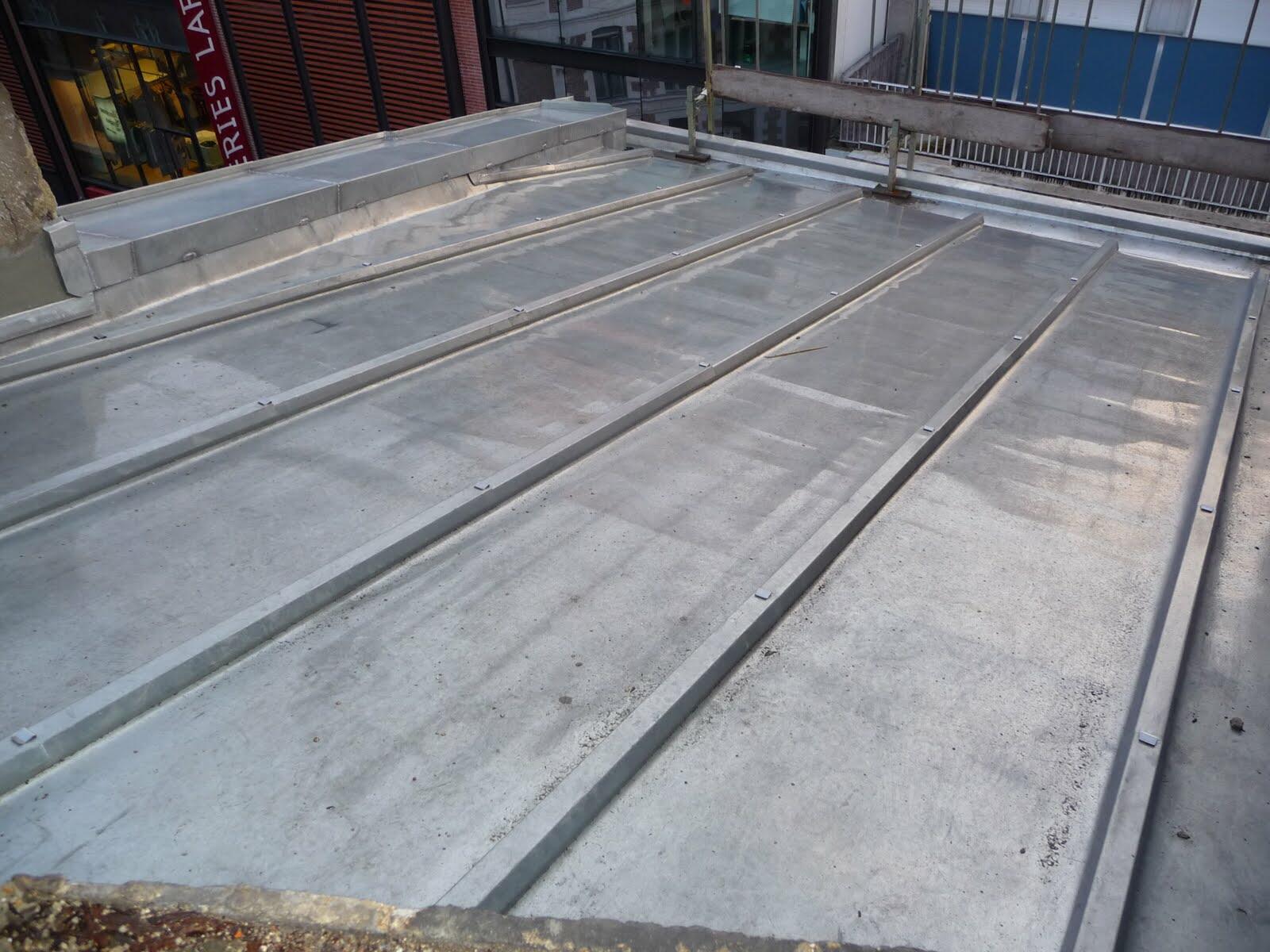 Couverture en zinc posée pour une toiture durable et soignée à Cobrieux