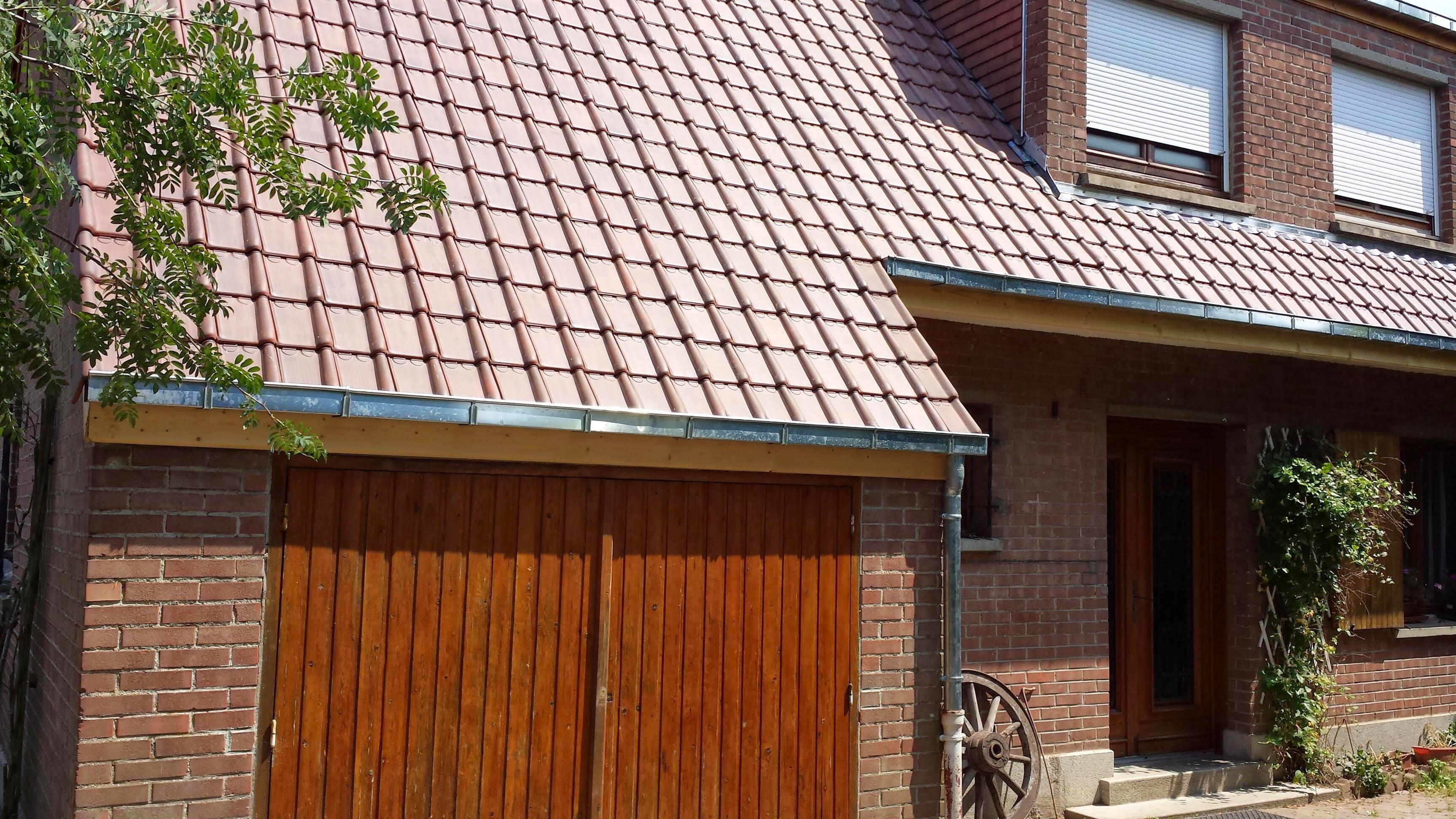 Démoussage et entretien de toitures réalisés pour préserver les couvertures dans le Douaisis