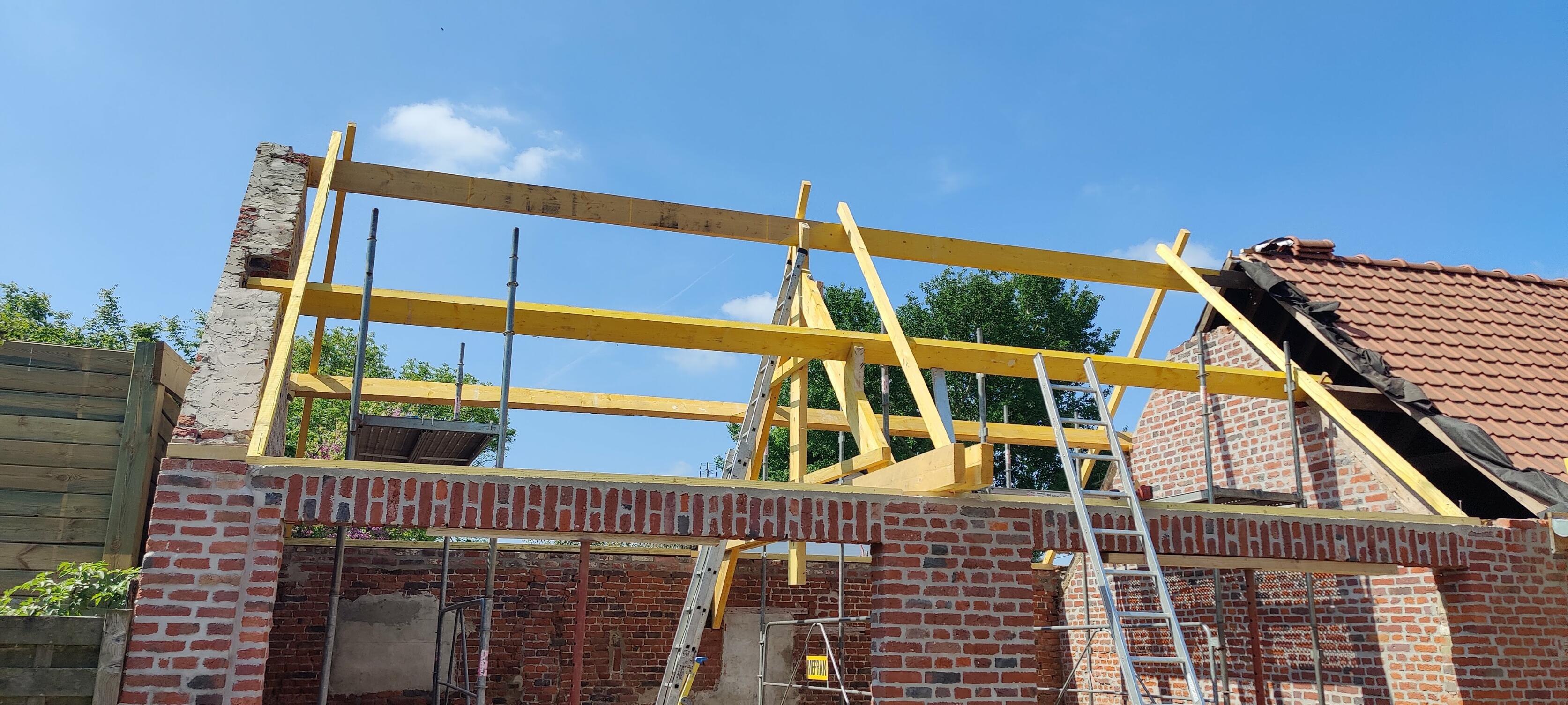 Rénovation de charpente bois afin de renforcer la structure existante à Landas