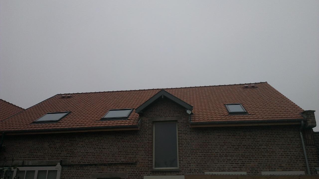 Démoussage et nettoyage de toiture réalisés pour protéger la couverture à Lesquin