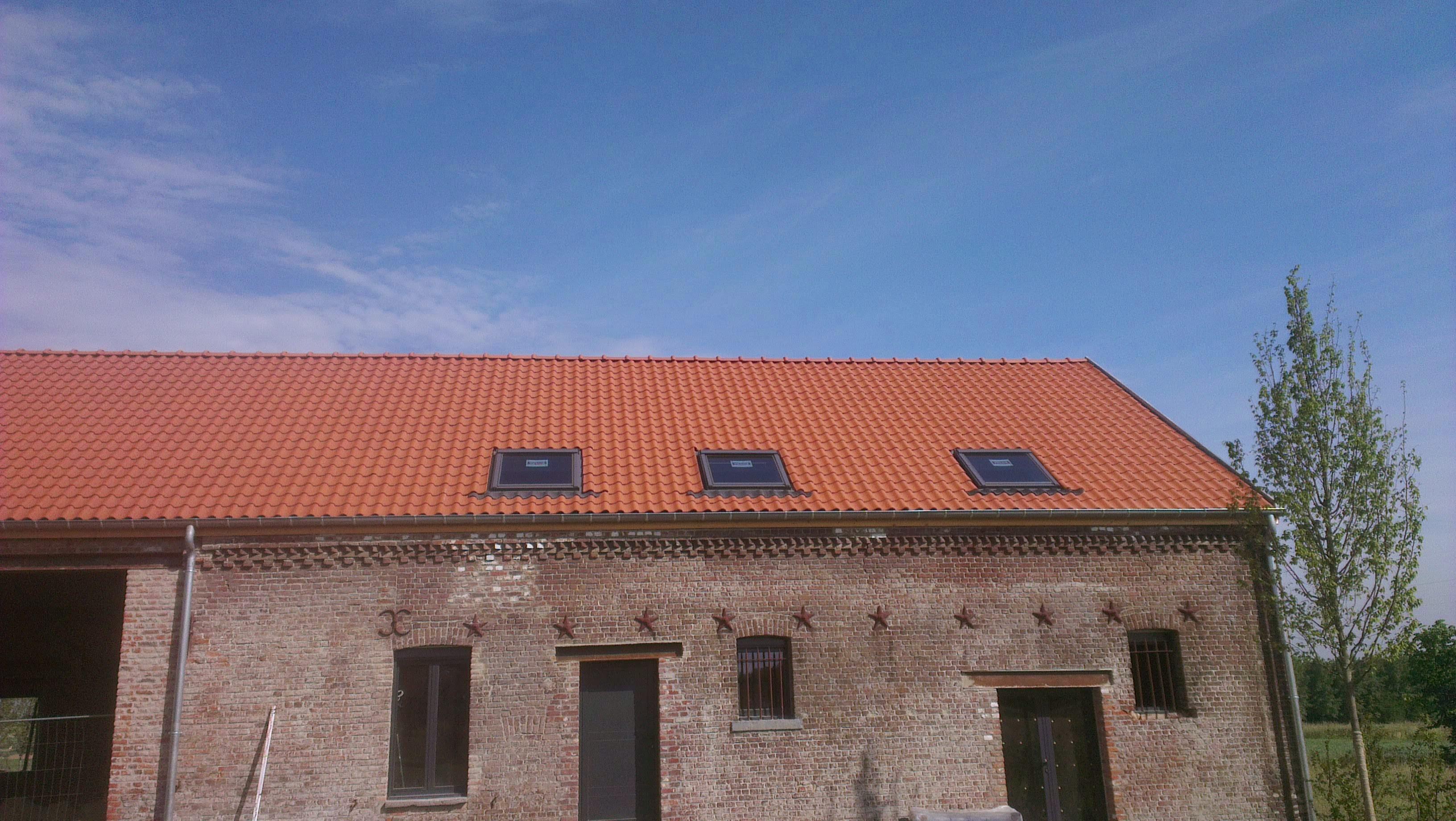 Installation de fenêtre de toit Velux pour optimiser l’apport de lumière naturelle à Mérignies