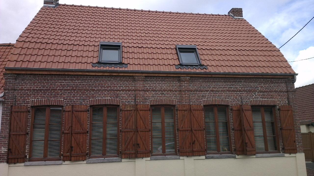 Installation de fenêtre de toit Velux pour augmenter l’apport de lumière naturelle à Mons-en-Pévèle