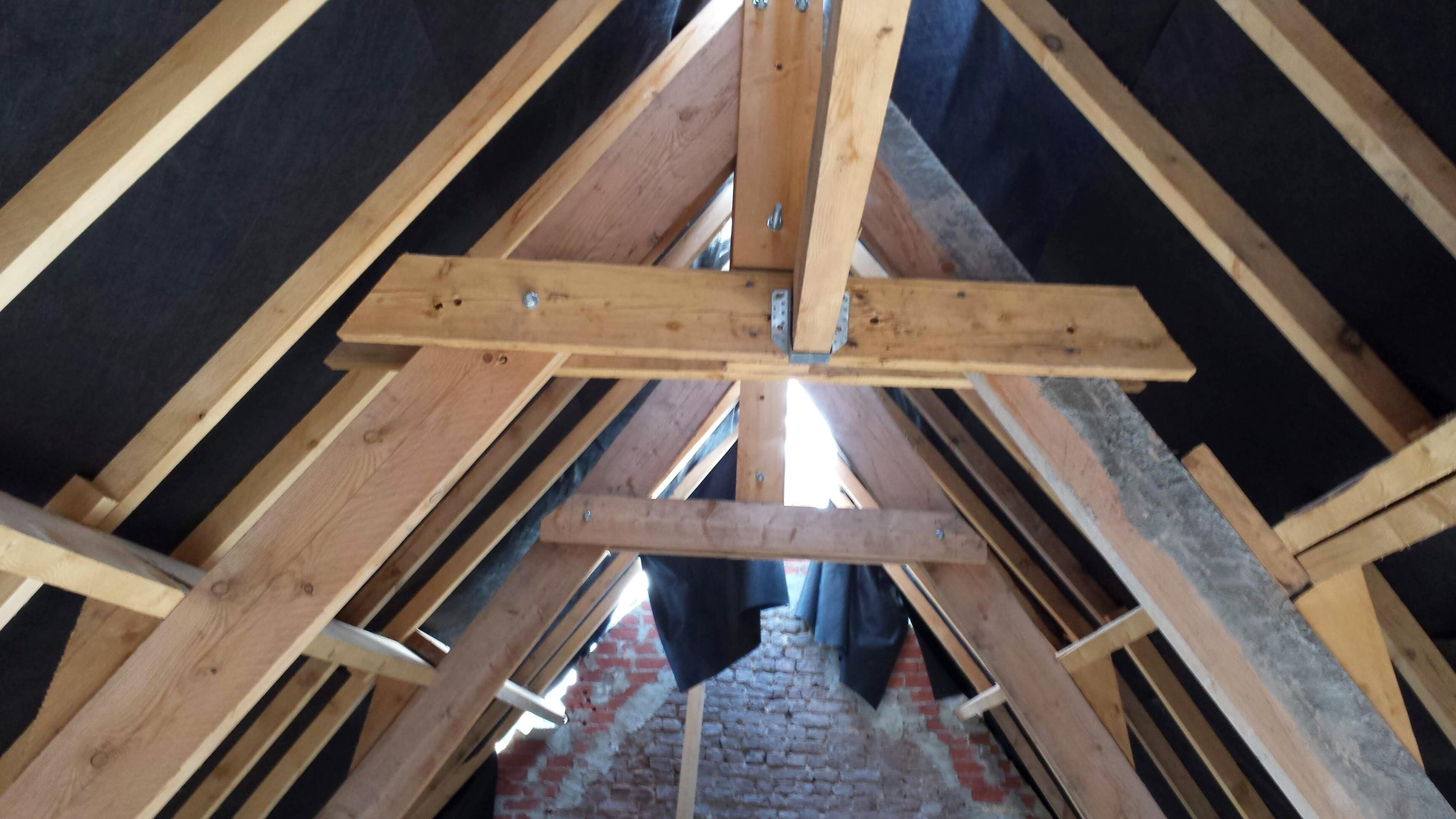 Rénovation et consolidation de charpente bois pour sécuriser la structure à Nomain