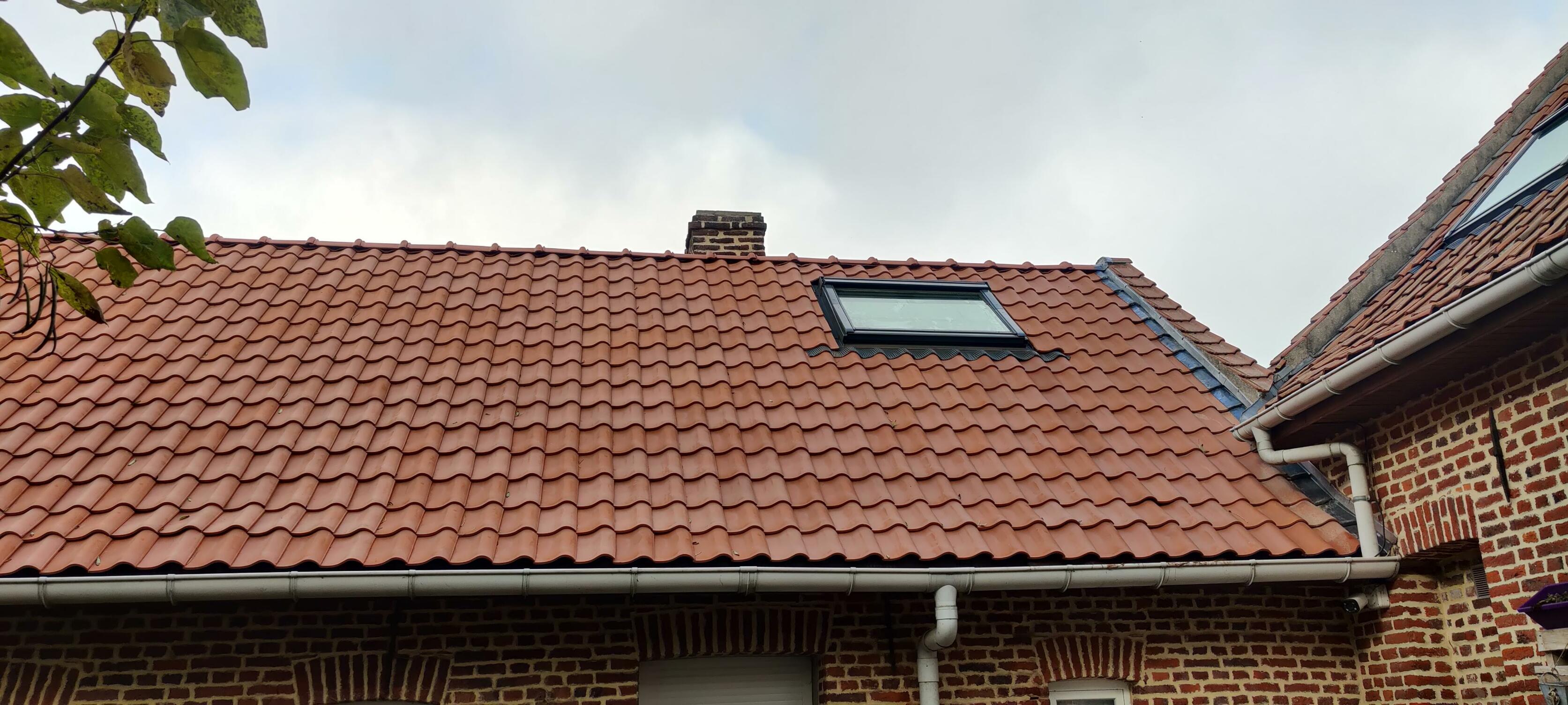 Pose d’une fenêtre de toit Velux pour améliorer la luminosité naturelle des combles à Rumegies