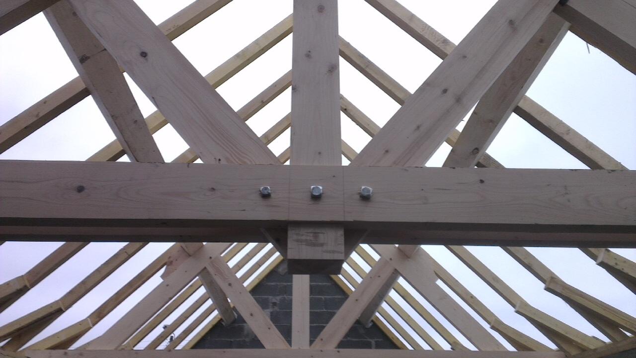 Ajustement et renforcement de charpente bois pour fiabiliser la structure à Sainghin-en-Mélantois