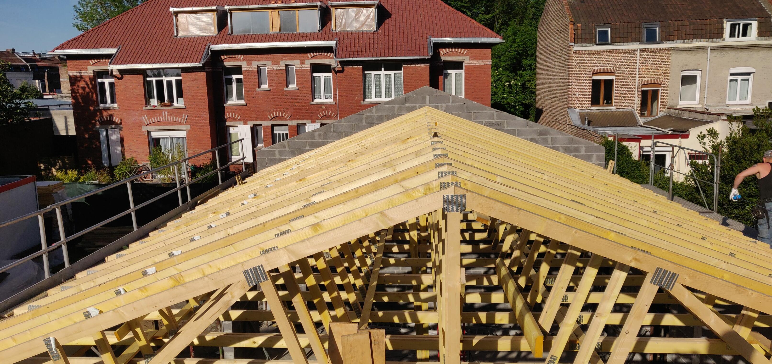 Renforcement et remise en état de charpente bois sur bâtiment existant à Sars-et-Rosières