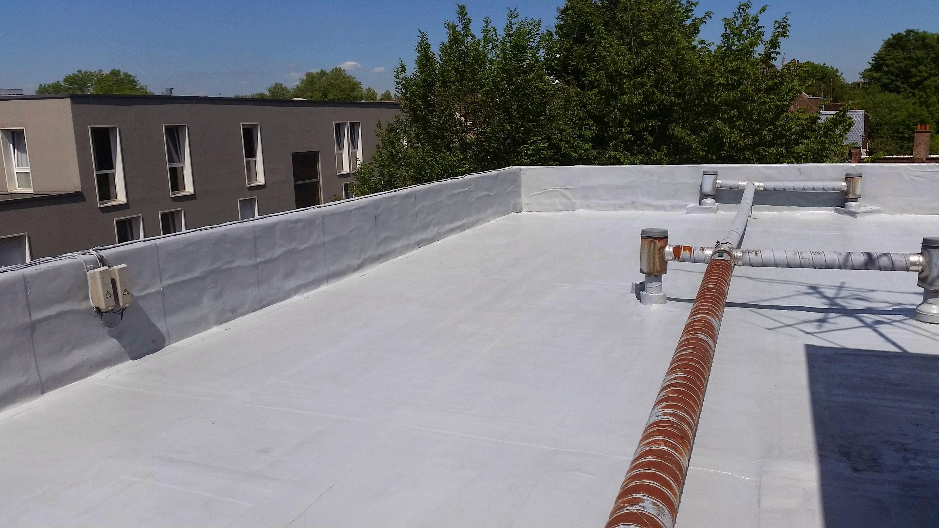 Intervention spécialisée sur toiture plate pour sécuriser l’étanchéité du bâtiment à Toufflers