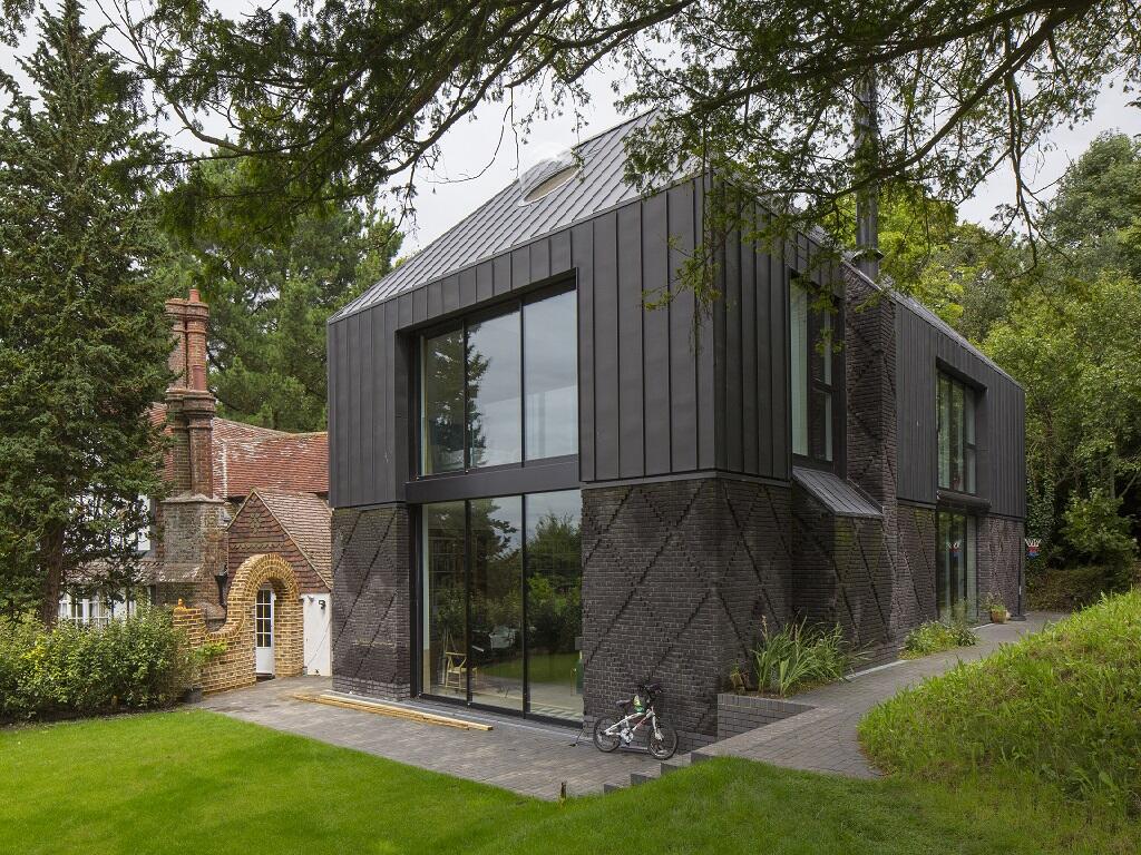 Mise en œuvre d’une toiture en zinc avec finitions soignées pour une protection durable à Willems