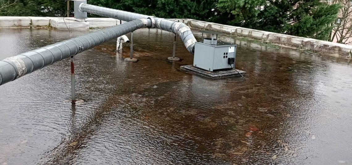 Fuite de toiture plate identifiée et réparée sur bâtiment à Lesquin