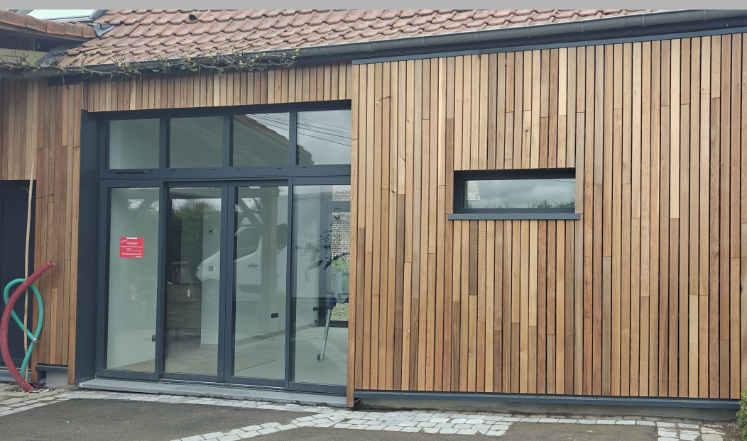 Pose de bardage bois naturel sur façade de maison a templeuve