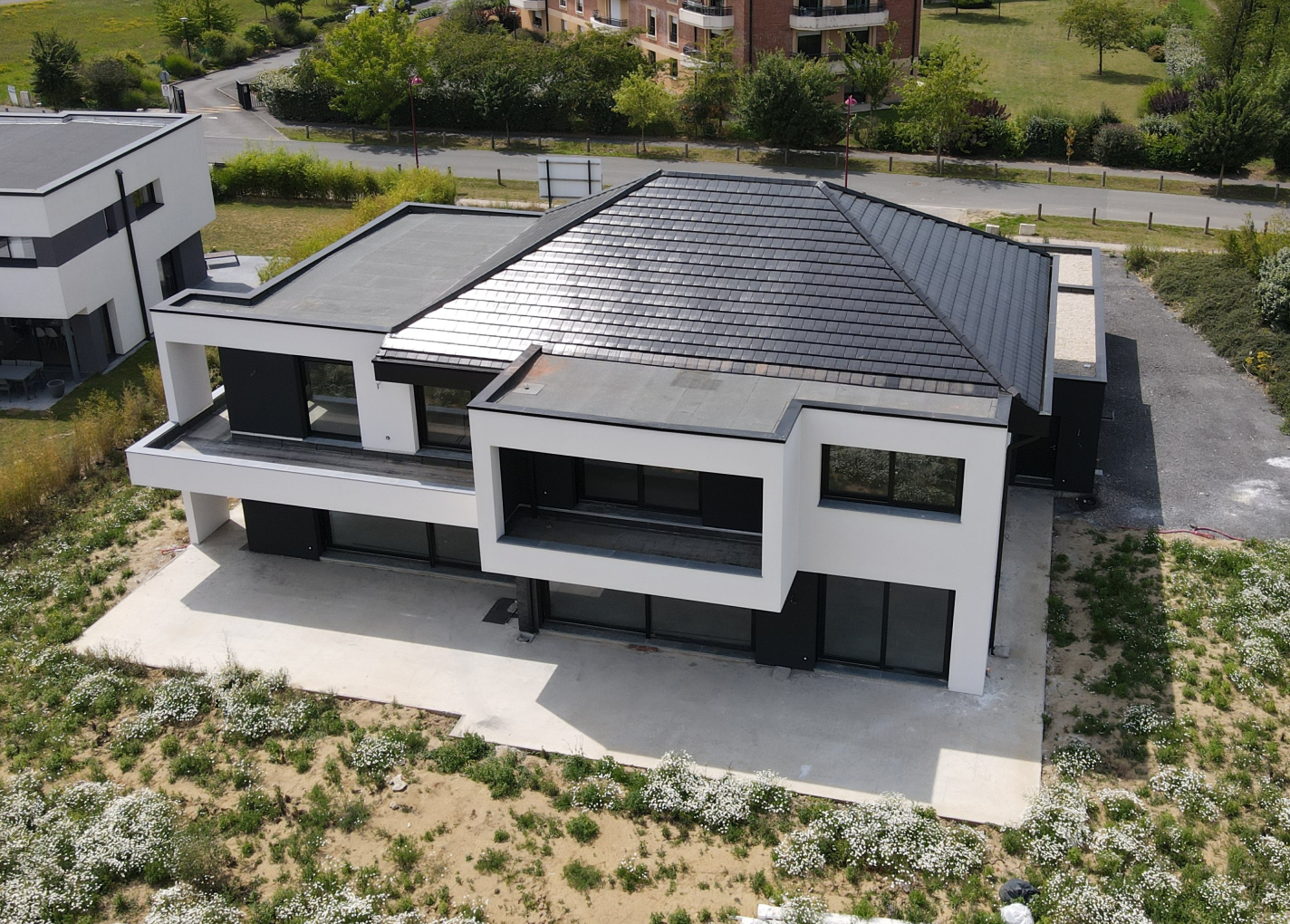 realisation d une toiture tuiles moderne sur merignies