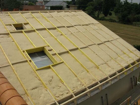 Travaux d’isolation de toiture par l’extérieur lors d’une rénovation à Lesquin