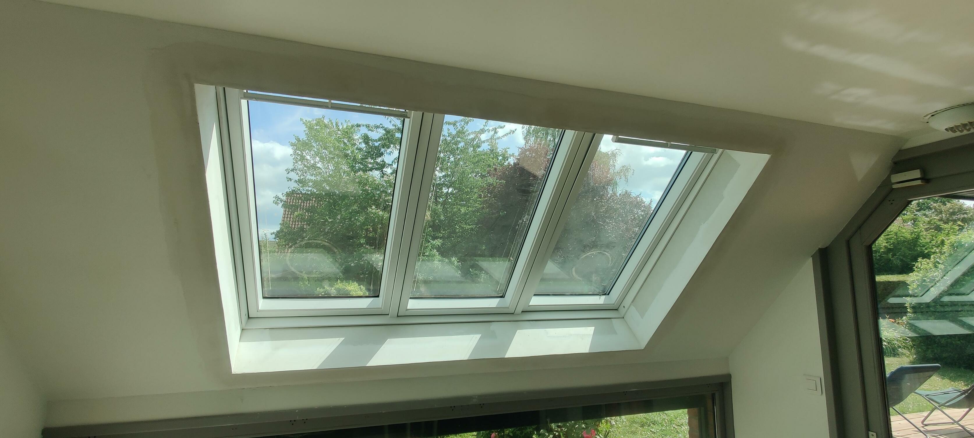 Installation de fenêtres de toit Velux pour optimiser la luminosité des combles en métropole lilloise