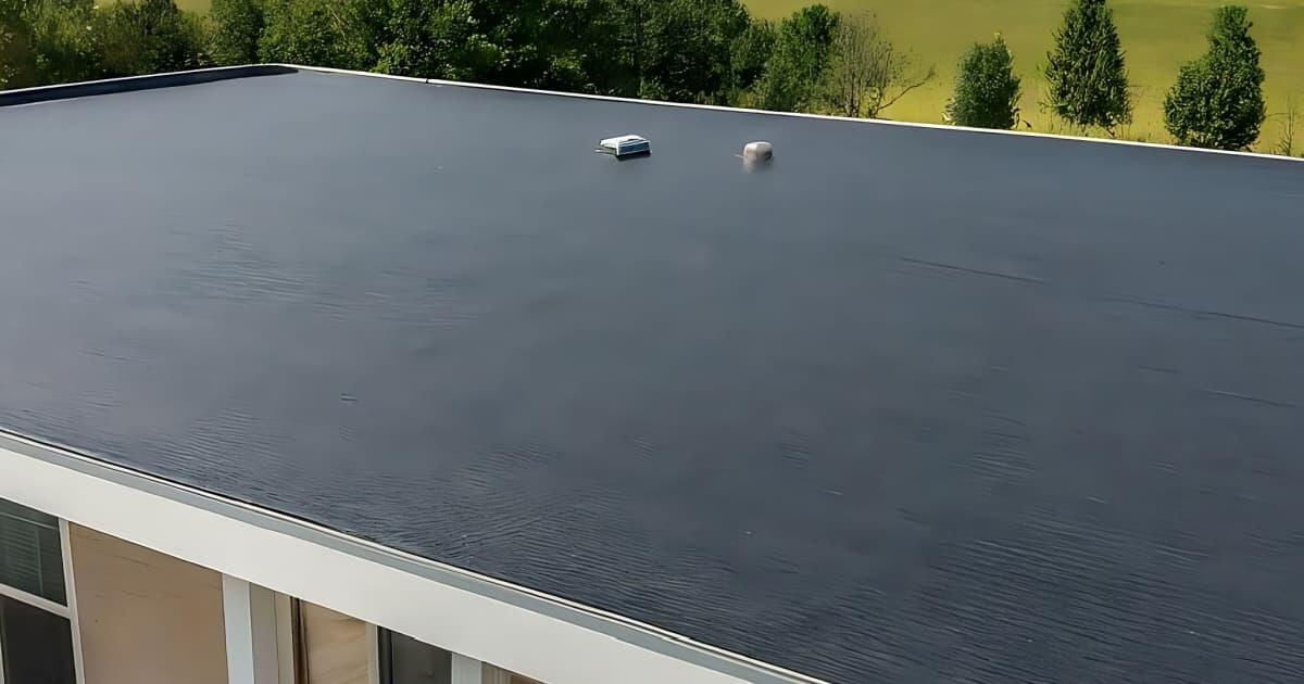 Pose de membrane EPDM sur toiture plate de bâtiment à Wallers