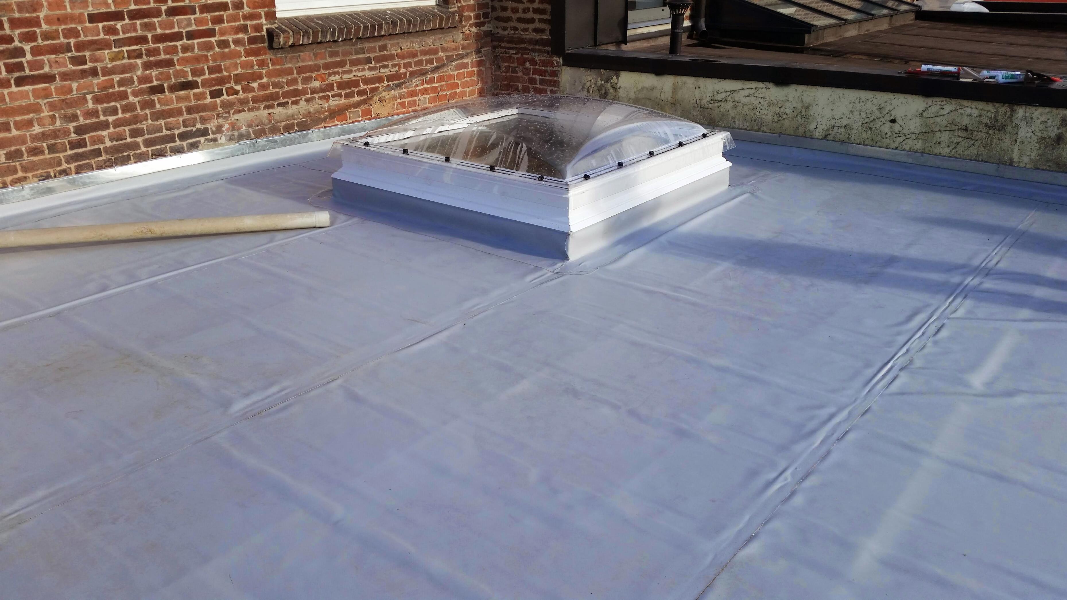Pose de toiture plate avec membrane PVC pour une étanchéité durable à Abscon