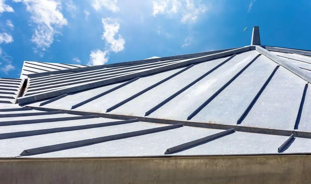 Détails et finitions de toiture en zinc assurant une parfaite étanchéité dans le Valenciennois