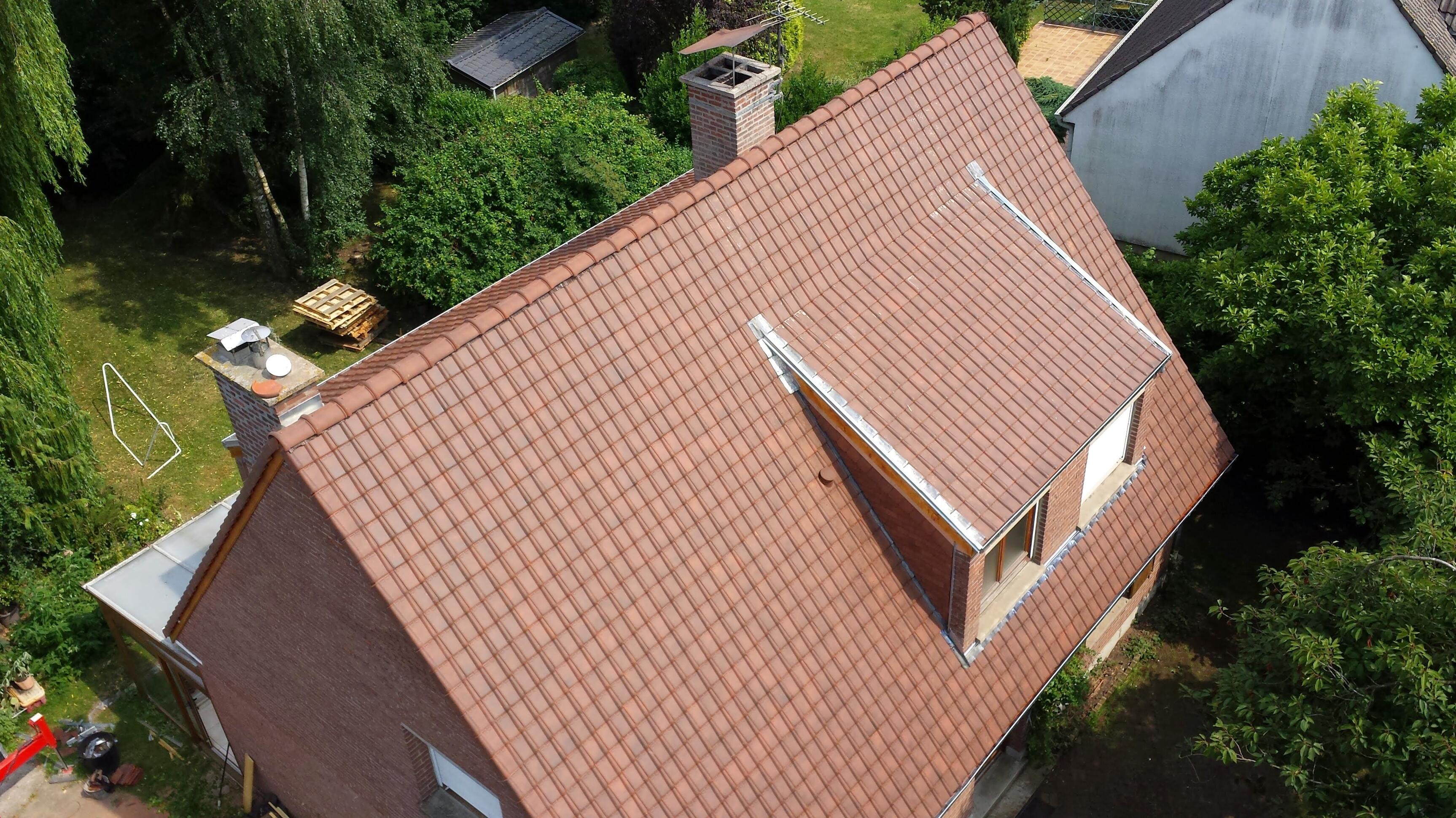 Détail de faîtage et rives sur toiture en tuiles à Templeuve