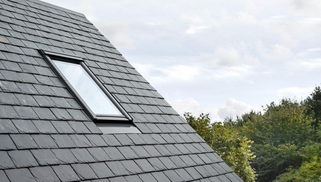 Pose de fenêtre de toit Velux neuve réalisée par couvreur qualifié à Gruson
