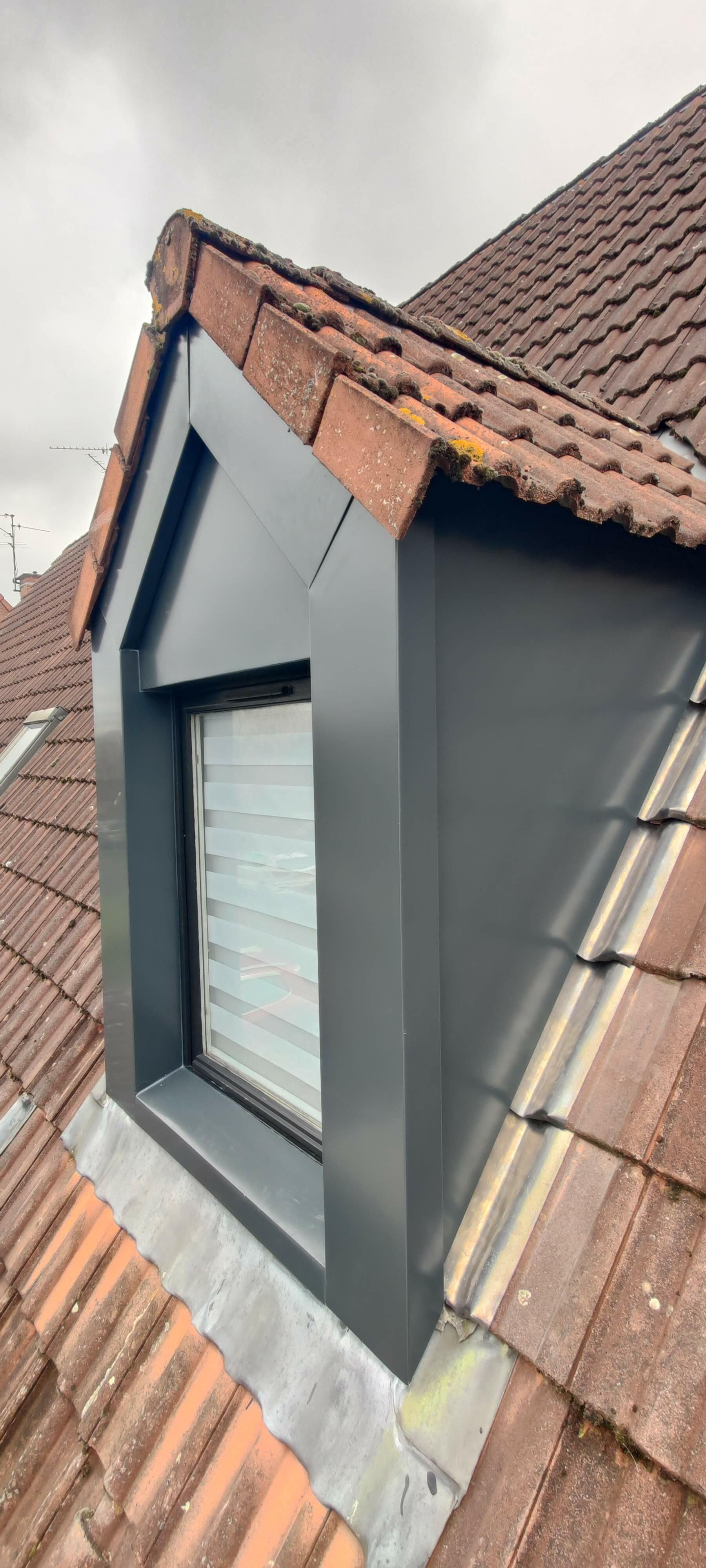 Solins de toiture en zinc posés pour assurer l’étanchéité à Pecquencourt